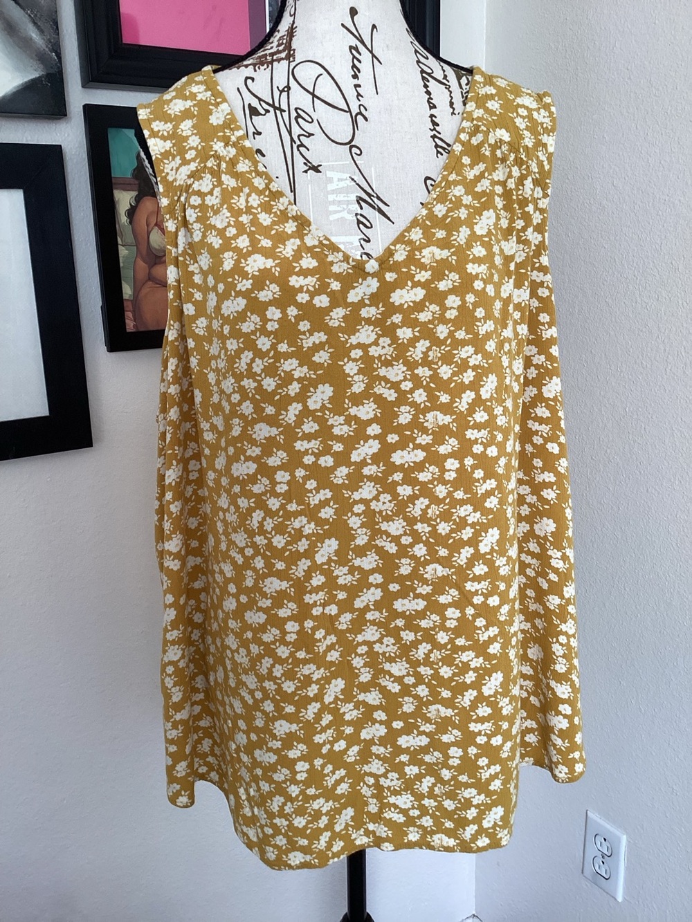 Dip Mustard and White Floral Notch-Neck Chemise Top